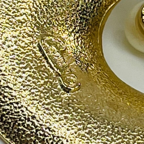 Capri Gold-tone/Pearl Swirl Brooch/Pin - Picture 3 of 5